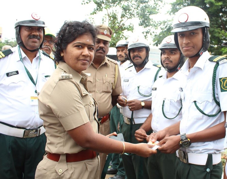 TPSOH  TRAFFIC  TEAM  RECEIVING  ID CARDS FROM HOSUR DSP MADAM